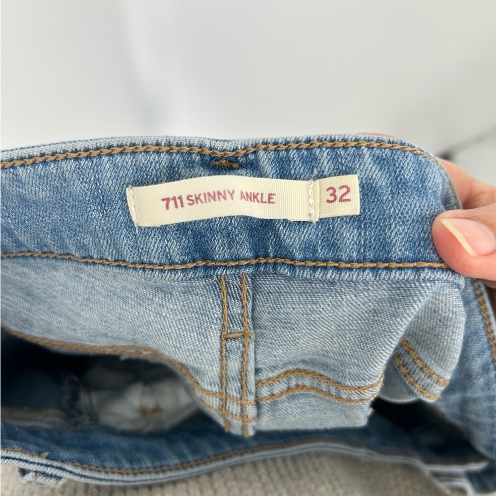 Levi's 711 Skinny Ankle Distressed‎ Light Blue Women's Jeans Size 32 - Picture 5 of 7